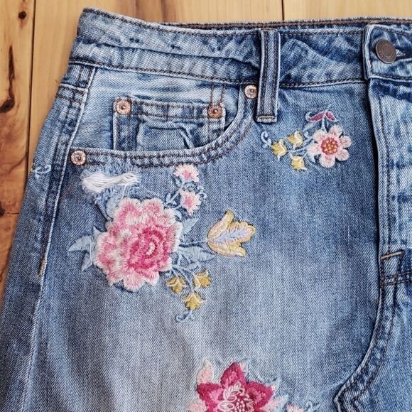 𝅺AEO FLORAL EMBROIDERED TRENDY DISTRESSED OPEN HEM JEAN MINI SKIRT - Picture 2 of 16
